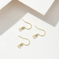 Detalle macro de ganchos para pendientes bañados en oro de 18K para joyería artesanal - Dorado (PJ0072)