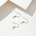 Tres ganchos de oreja bañados en oro 18K con espirales para joyería artesanal - Plateado (PJ0072)