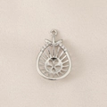 Detalle del colgante de gota plateado con acentos de circón y un patrón metálico radial - Estilo Hueco Gota de Agua (PJ0084) / Plateado