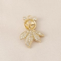 Detalle macro del conector de joyería chapado en oro 18K con micro-pavé de circonitas de oso - Estilo Oso Flor (PJ0083) / Dorado