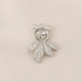 Detalle macro de la base de colgante de oso en plata S925 con pavé de circonitas brillantes - Estilo Oso Flor (PJ0083) / Plateado