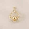 Detalle macro de base de colgante de gota chapada en oro 18K con circonitas y montura floral - Estilo Gota de Agua (PJ0082) / Dorado