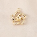 Detalle macro de la base de perla de flor en oro de 18K con acentos de circonita brillante - Estilo de Pétalo Giratorio (PJ0090) / Dorado