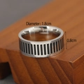 Makro-Detail eines silbernen geflochtenen Rings mit schwarzem Muster und 0,8 cm Breite - Vertikaler Gitterstil (WR820) / Silberschwarz