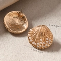 Detailansicht der muschelförmigen Ohrringe mit Kunstperlen und Gold-Finish - Perlen-Muschel-Stil (WEH5128) / Gold
