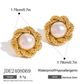 Orecchini in acciaio dorato intrecciato con grandi perle bianche 1,78cm di diametro - Stile Perla a Petalo Intrecciato (JDE2408069)