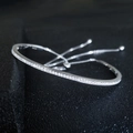 Dettaglio macro del bracciale regolabile in argento S925 con pavé di zirconi cubici - Bianco