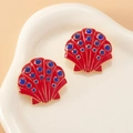 Makroaufnahme roter Muschelohrringe mit Goldrand und blauen Punkten auf Keramik - Roter Muschel-Stil / Rotes Goldimitat
