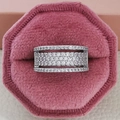 Anillo ancho calado de plata de lujo con circonitas incrustadas en estuche rosa - US 5 / Blanco