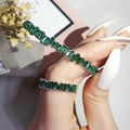 Luxuriöses Silberschmuck-Set mit grünem Zirkonia im Smaragdschliff: Ring und Armband - US 5 / Grün