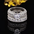Conjunto de anillos de lujo con gema redonda plateada y pavé de circonitas con engaste de 6 garras - Talla 5 / Combinación Redonda de Pavé de Seis Puntas (R4428C-R4428A)