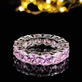 Makroaufnahme eines Rings mit rosafarbenem Edelstein im Kissenschliff und Pavé-Besatz - Größe 5 / Vollständiger Rosa Diamant-Stil (R5580) / Rosa