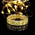 Detaillierte Makroansicht des gelben Eternity-Rings auf einer reflektierenden Oberfläche - 5 / Gold Gelb-Stil (r5580) / Gold