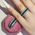 Bague éternité en argent avec pierres baguettes vert émeraude et trois rangées de zircons - US 5 / Vert