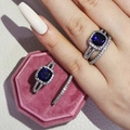 Detalle macro de anillos con zafiro azul y circonitas en estuche de regalo - Azul