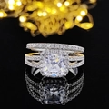 Set de anillos de lujo con circonita de corte cojín en superficie reflectante - Talla 5 / Juego de Dos Piezas Bicolor de Corte de Cojín (R1507-R1090A)