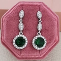 Elegante smaragdgroene druppeloorbellen met zilveren halo diamanten in roze fluwelen doosje - Groen