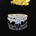 Luxuriöses Verlobungsring-Set mit rundem Diamanten und Pavé-Band auf schwarzem Spiegel - Größe 5 / Runde Sechskrallen-Solitär-Set (R212-R4324A)