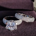 Conjunto de anillos de boda de lujo en plata S925 con gran diamante redondo y pavé - Talla 5 / Juego de Pavé de Solitario de Seis Garras (R1941-R3400A)