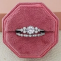 Zilveren retro koperen ringenset met ronde hoofdsteen en zirkoon in roze fluwelen doosje - US 5 / Wit