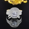 Juego de dos anillos de lujo con diamante redondo halo y bandas pavé sobre fondo negro - Talla 5 / Juego de Combinación de Halo de Diamante Redondo (R4426C-R4426A)