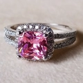 Anello lussuoso y2k con grande pietra rosa taglio cushion e gambo diviso - Rosa