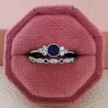 Zilverkleurige ringenset met donkerblauwe steen in een roze fluwelen doosje - US 5 / Blauw