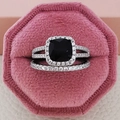 Lujoso conjunto de dos anillos de circón negro cuadrado en caja de terciopelo rosa - Negro