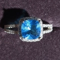 Anello di lusso in argento con gemma blu taglio cushion e fascia pavé divisa - Celeste