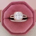 Exquisito set de anillos de compromiso de corte cojín en oro rosa con caja de terciopelo - Rosa oro