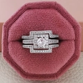 Lujoso set de anillos de novia plateados con piedra central y joyero de terciopelo rosa - US 5 / Plateado