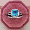 Lujoso conjunto de dos anillos de plata con gema azul y circonitas blancas finas - Azul cielo