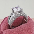 Elegante zilveren verlovingsring met ronde zirkoon en getextureerde band op doosje - US 5 / Wit