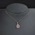 Detail der birnenförmigen rosa Zirkonia-Halskette mit Roségold-Halo und O-Kette - Roségold Rosa