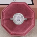 Anillo de lujo en plata con piedra de corte cojín y doble halo en estuche rosa - US 5 / Blanco