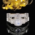 Conjunto de anillos de lujo en plata 925 con circonita redonda y detalles pavé laterales - Talla 5 / Juego de halo de circonita redonda vintage (R4814C+R4814A)