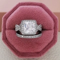 Lujoso set de novia en plata con piedra cuadrada halo y banda pavé con diseño torcido - US 5 / Blanco