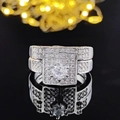 Elegante conjunto de anillos de compromiso en plata con circonita central y pavé fino - Talla 5 / Juego de dos anillos con halo cuadrado (R4990A+R4990C)