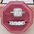 Bague halo taille coussin et alliance éternité dans un écrin à bijoux en velours rose - Taille 5 / Ensemble de bagues Halo Eternity coussin(r820-r5580) / Blanc