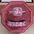 Ensemble de bagues en pierres roses avec pierre de taille coussin et anneau pavé assorti - Taille 5 / Ensemble de bagues Halo Eternity coussin(r820-r5580) / Rose
