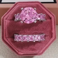 Ensemble de bagues avec pierres roses en boîte de velours avec monture en métal argenté - Taille 5 / Ensemble de bagues rondes classiques(r4366-r4816) / Rose