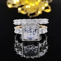 Ensemble de bagues en argent avec émeraude carrée et anneau éternité sur fond noir - Taille 5 / Ensemble Éternité Halo Carré (R5696-R5697) / Blanc