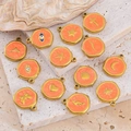 Anhänger aus Edelstahl mit 18 Karat Vergoldung und orangefarbenen Emaille-Symbolen - Orange