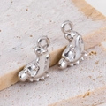 Set van twee zilveren abstracte bedels voor DIY-armbanden en sieraden op een stenen basis - Voetafdruk - Staalkleur