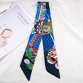 Smalle zijden twilly sjaal met blauwe en oranje geometrische patronen en Paris print - Domino Koningsblauw