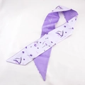 Paarse dubbelzijdige zijden twilly sjaal met bloemenprint en witte letters - Lichtpaarse Letter Tulp