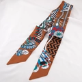 Lange smalle sjaal in bohemian stijl met bruine en blauwe geometrische veerpatronen - Domino Karamel