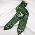 Lange zijden sjaal twilly met elegant groen varenbladpatroon op satijnen achtergrond - Grijsgroene Bladeren