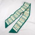 Lange smalle zijden twilly in donkergroen met pixel geometrische patronen en bias - Groene Pop-artstijl