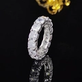 Silberner Eternity-Ring mit luxuriösen Zirkonia im Radiant-Schliff auf schwarzem Grund - Größe 5 / Radiantschliff-Stil (R5580) / Weiß